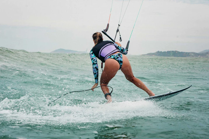 Femme qui fait du Kite-surf avec le harnais Gem Mystic