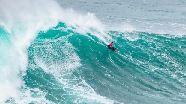 Clément Roseyro en action au Tudor Nazaré Big Wave Challenge